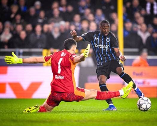 Club Brugge v Marseille - UEFA Champions League BRUGGE, BELGIUM - JANUARY 28 : Rulli Geronimo goalkeeper of OM Marseille and Forbs Carlos forward of Club Brugge during the UEFA Champions League 2025 26 League Phase MD8 match between Club Brugge and Marseille on January 28, 2026 in Brugge, Belgium, 28 01 2026  Copyright: xTomasxSiskx