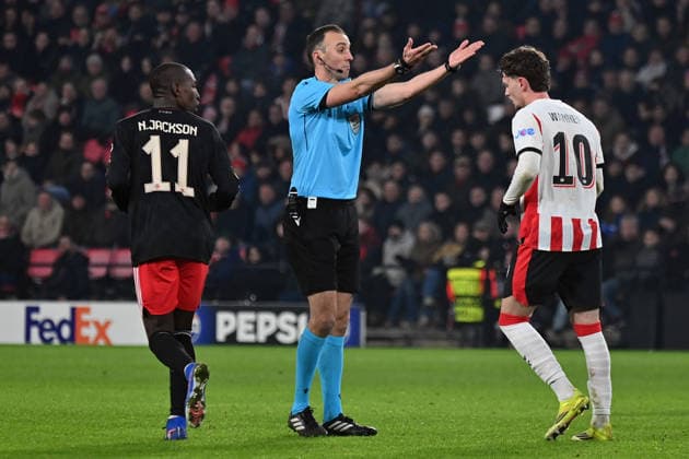 28 01 2026, xjrdrx, Football UEFA Champions League, PSV Eindhoven FC Bayern Muenchen v l Nicolas Jackson FC Bayern Muenchen Referee Referee Joao Pinheiro Portugal gives instructions, gesticulates, gesticulate with arms gives instructions, gesticulate Paul Wanner PSV Eindhoven DFL DFB REGULATIONS PROHIBIT ANY USE OF PHOTOGRAPHS as IMAGE SEQUENCES and or QUASI VIDEO Eindhoven