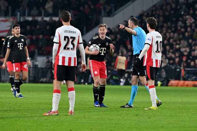 28 01 2026, xjrdrx, Football UEFA Champions League, PSV Eindhoven FC Bayern Muenchen v l Joey Veerman PSV Eindhoven Joshua Kimmich FC Bayern Muenchen Referee Referee Joao Pinheiro Portugal Paul Wanner PSV Eindhoven DFL DFB REGULATIONS PROHIBIT ANY USE OF PHOTOGRAPHS as IMAGE SEQUENCES and or QUASI VIDEO Eindhoven