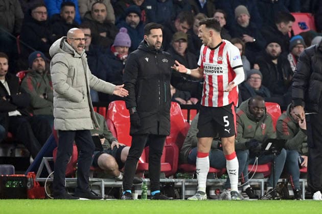 Coach Peter BOSZ PSV gives instructions to Ivan PERISIC PSV PSV PSV Eindhoven PSV FC Bayern Muenchen M 1 2 Football Champions League, Matchday 8, matchday8, on 28 01 2026 at Philips Stadion Eindhoven Netherlands UEFA regulations prohibit any use of photographs as image sequences and or quasi video Â