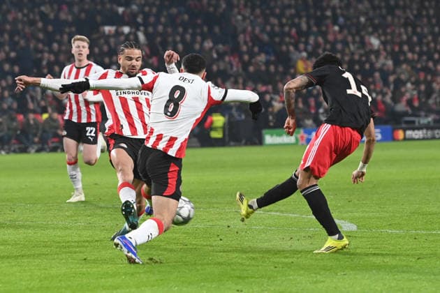 LUIS DIAZ M vs Sergio DEST PSV action, duel, PSV Eindhoven PSV FC Bayern Muenchen M 1 2 Football Champions League, 8 matchday, matchday8, on 28 01 2026 at Philips Stadion Eindhoven Netherlands UEFA regulations prohibit any use of photographs as image sequences and or quasi video Â