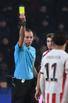 28 01 2026, xjrdrx, Football UEFA Champions League, PSV Eindhoven FC Bayern Muenchen v l Referee Referee Joao Pinheiro Portugal shows yellow card DFL DFB REGULATIONS PROHIBIT ANY USE OF PHOTOGRAPHS as IMAGE SEQUENCES and or QUASI VIDEO Eindhoven