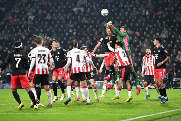 28 01 2026, xjrdrx, Football UEFA Champions League, PSV Eindhoven FC Bayern Muenchen v l Harry Kane FC Bayern Muenchen Matej Kovar PSV Eindhoven duel, action, action, battle for the ball DFL DFB REGULATIONS PROHIBIT ANY USE OF PHOTOGRAPHS as IMAGE SEQUENCES and or QUASI VIDEO Eindhoven