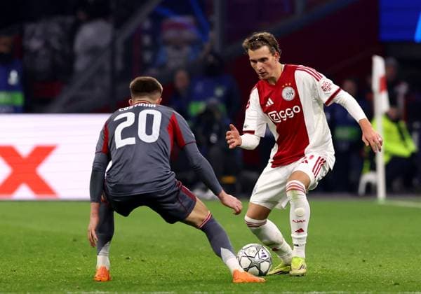 Mika Godts of AFC Ajax with Costinha of Olympiakos Piraeus during the match AFC Ajax Amsterdam vs Olympiacos Piraues at the Johan Cruijff ArenA for the UEFA Champions League season 2025 2026 in AMSTERDAM, Netherlands on 28 january 2026 Photo by Peter Lous EYE4IMAGES