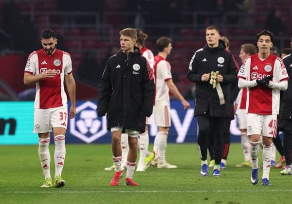 Josip Sutalo of AFC Ajax , Sean Steur of AFC Ajax and Rayane Bounida of AFC Ajax disappointed after losing the game during the match AFC Ajax Amsterdam vs Olympiacos Piraues at the Johan Cruijff ArenA for the UEFA Champions League season 2025 2026 in AMSTERDAM, Netherlands on 28 january 2026 Photo by Peter Lous EYE4IMAGES