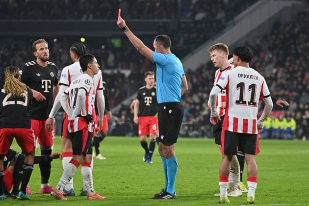 28 01 2026, xjrdrx, Football UEFA Champions League, PSV Eindhoven FC Bayern Muenchen v l Sacha Boey FC Bayern Muenchen Harry Kane FC Bayern Muenchen Armando Obispo PSV Eindhoven Referee Referee Joao Pinheiro Portugal shows Mauro Junior PSV Eindhoven the yellow red card DFL DFB REGULATIONS PROHIBIT ANY USE OF PHOTOGRAPHS as IMAGE SEQUENCES and or QUASI VIDEO Eindhoven