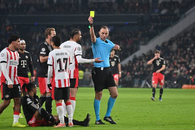 28 01 2026, xjrdrx, Football UEFA Champions League, PSV Eindhoven FC Bayern Muenchen v l Michael Olise FC Bayern Muenchen Harry Kane FC Bayern Muenchen Armando Obispo PSV Eindhoven Referee Referee Joao Pinheiro Portugal shows Mauro Junior PSV Eindhoven the yellow red card DFL DFB REGULATIONS PROHIBIT ANY USE OF PHOTOGRAPHS as IMAGE SEQUENCES and or QUASI VIDEO Eindhoven