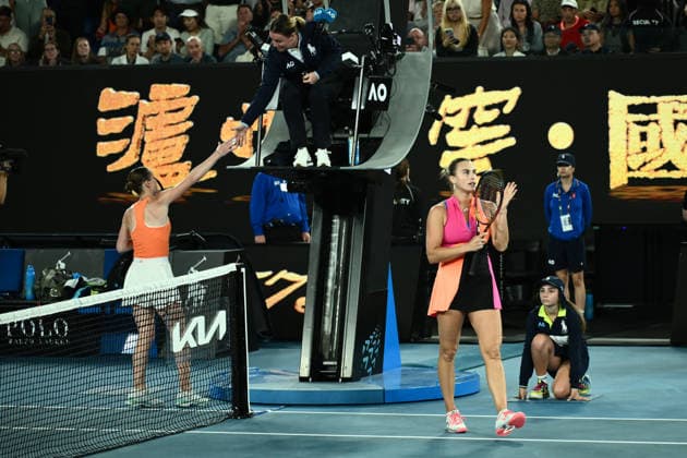 TENNIS AUSTRALIAN OPEN, Aryna Sabalenka of Russia celebrates her win during the women™s semifinal against Elina Svitolina of Ukraine who shakes the umpire™s hand but not her opponents on day 12 of the 2026 Australian Open tennis tournament at Melbourne Park in Melbourne, Thursday, January 29, 2026. ( NO ARCHIVING MELBOURNE VICTORIA AUSTRALIA  Copyright: xJOELxCARRETTx 20260129180598401280