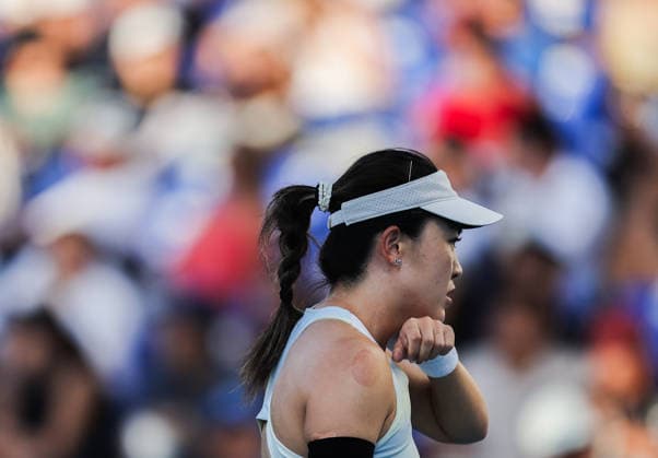 (260129) -- MANILA, Jan. 29, 2026 -- Zhu Lin reacts during the women s singles quarterfinal match between Donna Vekic of Croatia and Zhu Lin of China at the WTA, Tennis Damen Philippine Women s Open in Manila, the Philippines, Jan. 29, 2026. ) (SP)PHILIPPINES-MANILA-TENNIS-WTA PHILIPPINE WOMEN S OPEN-SINGLES ROUELLExUMALI 
