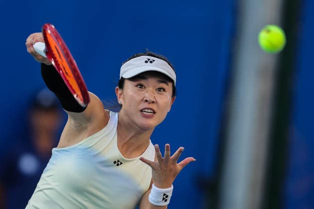 (260129) -- MANILA, Jan. 29, 2026 -- Zhu Lin competes during the women s singles quarterfinal match between Donna Vekic of Croatia and Zhu Lin of China at the WTA, Tennis Damen Philippine Women s Open in Manila, the Philippines, Jan. 29, 2026. ) (SP)PHILIPPINES-MANILA-TENNIS-WTA PHILIPPINE WOMEN S OPEN-SINGLES ROUELLExUMALI 