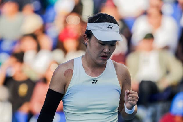 (260129) -- MANILA, Jan. 29, 2026 -- Zhu Lin reacts during the women s singles quarterfinal match between Donna Vekic of Croatia and Zhu Lin of China at the WTA, Tennis Damen Philippine Women s Open in Manila, the Philippines, Jan. 29, 2026. ) (SP)PHILIPPINES-MANILA-TENNIS-WTA PHILIPPINE WOMEN S OPEN-SINGLES ROUELLExUMALI 