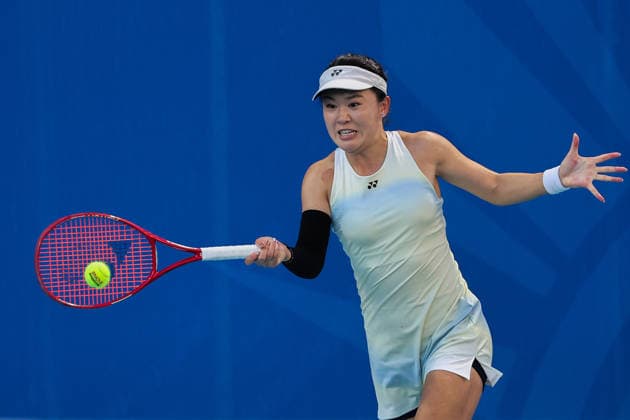 (260129) -- MANILA, Jan. 29, 2026 -- Zhu Lin competes during the women s singles quarterfinal match between Donna Vekic of Croatia and Zhu Lin of China at the WTA, Tennis Damen Philippine Women s Open in Manila, the Philippines, Jan. 29, 2026. ) (SP)PHILIPPINES-MANILA-TENNIS-WTA PHILIPPINE WOMEN S OPEN-SINGLES ROUELLExUMALI 