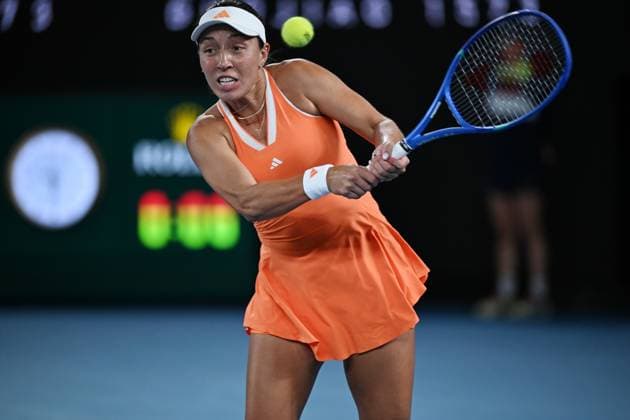 (260129) -- MELBOURNE, Jan. 29, 2026 -- Jessica Pegula hits a return during the women s singles semifinal match between Jessica Pegula of the United States and Elena Rybakina of Kazakhstan at the Australian Open tennis tournament in Melbourne, Australia, Jan. 29, 2026. (Photo by Xinhua) (SP)AUSTRALIA-MELBOURNE-TENNIS-AUSTRALIAN OPEN-WOMEN S SINGLES-SEMIFINALS WangxShen 