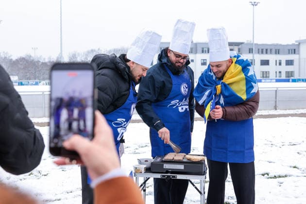 29 01 2026, Football, Season 2025 2026, Training FC Schalke 04, Fans grill Cevapcici for Edin Dzeko FC Schalke 04 , Gelsenkirchen Training ground of S04 Hamburg Germany xRHR PHOTO DEx Copyright: DennisxEwert RHR-FOTOx RHR-FOTO DE