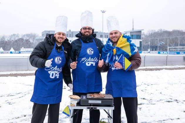 29 01 2026, Football, Season 2025 2026, Training FC Schalke 04, Fans grill Cevapcici for Edin Dzeko FC Schalke 04 , Gelsenkirchen Training ground of S04 Hamburg Germany xRHR PHOTO DEx Copyright: DennisxEwert RHR-FOTOx RHR-FOTO DE