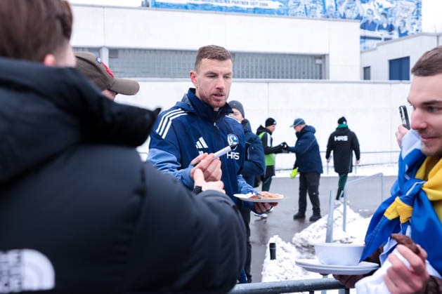 29 01 2026, Football, Season 2025 2026, Training FC Schalke 04, Edin Dzeko FC Schalke 04 tries the cevapcici freshly grilled by fans, Gelsenkirchen Training ground of S04 Hamburg Germany xRHR PHOTO DEx Copyright: DennisxEwert RHR-FOTOx RHR-FOTO DE