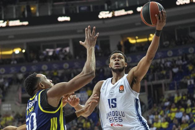 Fenerbahce Beko v Anadolu Efes - EuroLeague ISTANBUL, TURKIYE - JANUARY 29: Bonzie Colson (L) of Fenerbahce Beko in action against Perry Dozier (15) of Anadolu Efes during the EuroLeague week 25 basketball match between Fenerbahce Beko and Anadolu Efes at Ulker Sports and Event Hall in Istanbul, Turkiye on January 29, 2026. Beyza Comert Anadolu Istanbul Turkey. Editorial use only. Please get in touch for any other usage.  Copyright: x2026xAnadoluxBeyzaxComertx