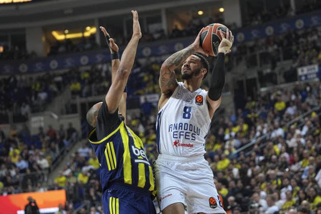 Fenerbahce Beko v Anadolu Efes - EuroLeague ISTANBUL, TURKIYE - JANUARY 29: Talen Horton-Tucker (L) of Fenerbahce Beko in action against Nicholas Weiler-Babb (8) of Anadolu Efes during the EuroLeague week 25 basketball match between Fenerbahce Beko and Anadolu Efes at Ulker Sports and Event Hall in Istanbul, Turkiye on January 29, 2026. Beyza Comert Anadolu Istanbul Turkey. Editorial use only. Please get in touch for any other usage.  Copyright: x2026xAnadoluxBeyzaxComertx