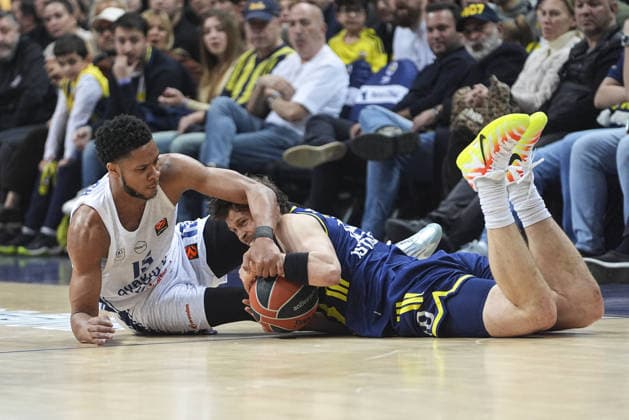 Fenerbahce Beko v Anadolu Efes - EuroLeague ISTANBUL, TURKIYE - JANUARY 29: Mikael Jantunen (R) of Fenerbahce Beko in action against Perry Dozier (15) of Anadolu Efes during the EuroLeague week 25 basketball match between Fenerbahce Beko and Anadolu Efes at Ulker Sports and Event Hall in Istanbul, Turkiye on January 29, 2026. Beyza Comert Anadolu Istanbul Turkey. Editorial use only. Please get in touch for any other usage.  Copyright: x2026xAnadoluxBeyzaxComertx
