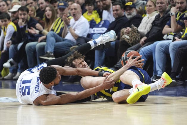Fenerbahce Beko v Anadolu Efes - EuroLeague ISTANBUL, TURKIYE - JANUARY 29: Mikael Jantunen (R) of Fenerbahce Beko in action against Perry Dozier (15) of Anadolu Efes during the EuroLeague week 25 basketball match between Fenerbahce Beko and Anadolu Efes at Ulker Sports and Event Hall in Istanbul, Turkiye on January 29, 2026. Beyza Comert Anadolu Istanbul Turkey. Editorial use only. Please get in touch for any other usage.  Copyright: x2026xAnadoluxBeyzaxComertx