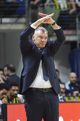 Fenerbahce Beko v Anadolu Efes - EuroLeague ISTANBUL, TURKIYE - JANUARY 29: Head coach Sarunas Jasikevicius of Fenerbahce Beko gives tactics to his players during the EuroLeague week 25 basketball match between Fenerbahce Beko and Anadolu Efes at Ulker Sports and Event Hall in Istanbul, Turkiye on January 29, 2026. Beyza Comert Anadolu Istanbul Turkey. Editorial use only. Please get in touch for any other usage.  Copyright: x2026xAnadoluxBeyzaxComertx