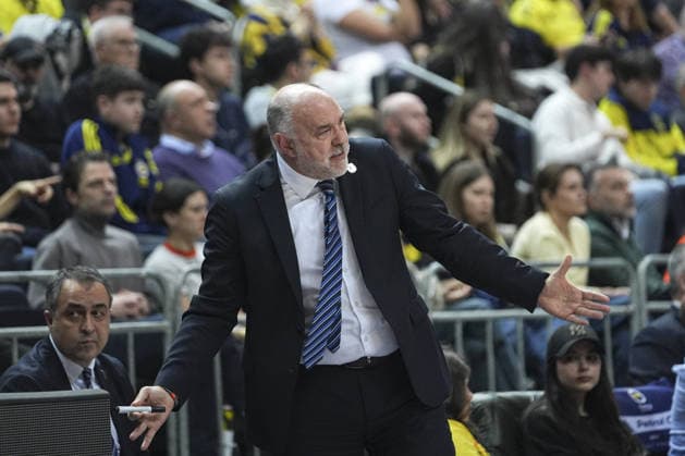 Fenerbahce Beko v Anadolu Efes - EuroLeague ISTANBUL, TURKIYE - JANUARY 29: Head coach Pablo Laso of Anadolu Efes gives tactics to his players during the EuroLeague week 25 basketball match between Fenerbahce Beko and Anadolu Efes at Ulker Sports and Event Hall in Istanbul, Turkiye on January 29, 2026. Beyza Comert Anadolu Istanbul Turkey. Editorial use only. Please get in touch for any other usage.  Copyright: x2026xAnadoluxBeyzaxComertx