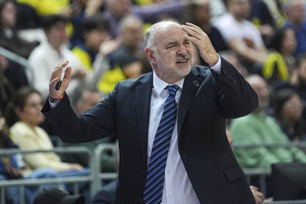 Fenerbahce Beko v Anadolu Efes - EuroLeague ISTANBUL, TURKIYE - JANUARY 29: Head coach Pablo Laso of Anadolu Efes gives tactics to his players during the EuroLeague week 25 basketball match between Fenerbahce Beko and Anadolu Efes at Ulker Sports and Event Hall in Istanbul, Turkiye on January 29, 2026. Beyza Comert Anadolu Istanbul Turkey. Editorial use only. Please get in touch for any other usage.  Copyright: x2026xAnadoluxBeyzaxComertx