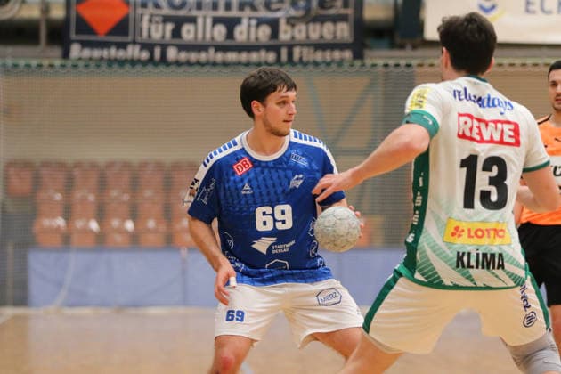 29 01 2026 Handball Men 2025 2026 Test match Dessau Roßlauer HV 06 SC DHFK Leipzig Anhalt Arena Dessau Niklas Döbbel Dessau, 69, blue on the ball Matej Klima Leipzig, 13, white awaits him Dessau Roßlau Saxony Anhalt Germany