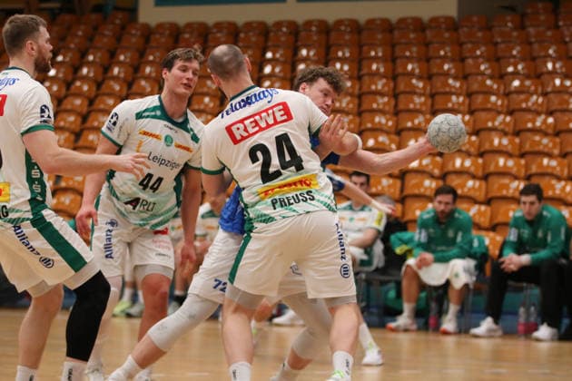 29 01 2026 Handball men 2025 2026 Test match Dessau Roßlauer HV 06 SC DHFK Leipzig Anhalt Arena Dessau Tim Hertzfeld Dessau, 72, blue in a duel with Moritz Preuss Leipzig, 24, white Dessau Roßlau Saxony Anhalt Germany