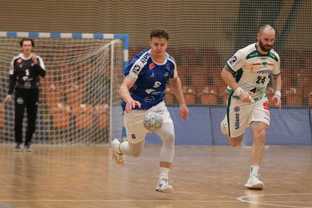 29 01 2026 Handball Men 2025 2026 Test match Dessau Roßlauer HV 06 SC DHFK Leipzig Anhalt Arena Dessau Fritz Leon Haake Dessau, 6, blue runs towards an empty goal Moritz Preuss Leipzig, 24, white runs next to him Dessau Roßlau Saxony Anhalt Germany