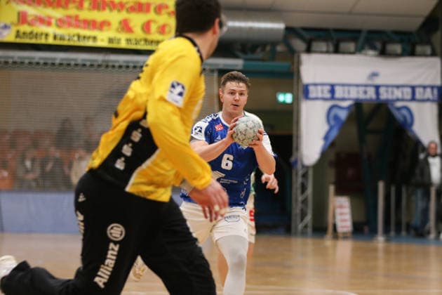 29 01 2026 Handball Men 2025 2026 Test match Dessau Roßlauer HV 06 SC DHFK Leipzig Anhalt Arena Dessau Fritz Leon Haake Dessau, 6, blue runs towards an empty goal while Domenico Ebner Leipzig, 1, yellow tries to reach it Dessau Roßlau Saxony Anhalt Germany
