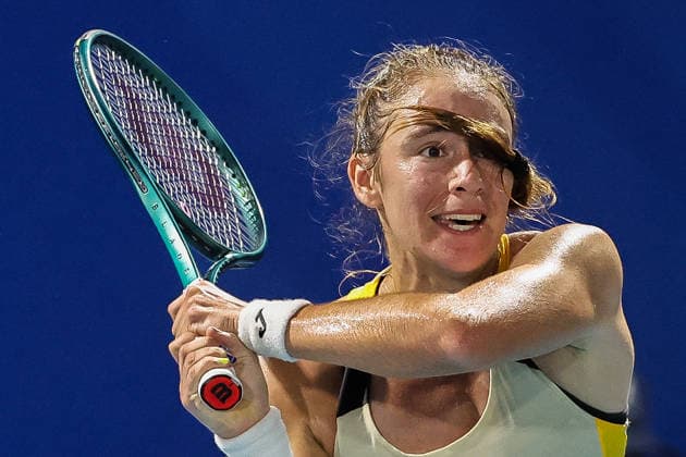 (260129) -- MANILA, Jan. 29, 2026 -- Solana Sierra of Argentina competes during the women s singles quarterfinal match between Solana Sierra of Argentina and Lanlana Tararudee of Thailand at the WTA, Tennis Damen Philippine Women s Open in Manila, the Philippines, Jan. 29, 2026. ) (SP)PHILIPPINES-MANILA-TENNIS-WTA PHILIPPINE WOMEN S OPEN-SINGLES ROUELLExUMALI 