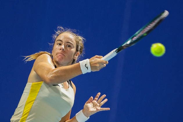 (260129) -- MANILA, Jan. 29, 2026 -- Solana Sierra of Argentina competes during the women s singles quarterfinal match between Solana Sierra of Argentina and Lanlana Tararudee of Thailand at the WTA, Tennis Damen Philippine Women s Open in Manila, the Philippines, Jan. 29, 2026. ) (SP)PHILIPPINES-MANILA-TENNIS-WTA PHILIPPINE WOMEN S OPEN-SINGLES ROUELLExUMALI 