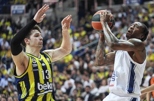Fenerbahce Beko v Anadolu Efes - EuroLeague ISTANBUL, TURKIYE - JANUARY 29: Tarik Biberovic (13) of Fenerbahce Beko in action against Saben Lee (R) of Anadolu Efes during the EuroLeague week 25 basketball match between Fenerbahce Beko and Anadolu Efes at Ulker Sports and Event Hall in Istanbul, Turkiye on January 29, 2026. Beyza Comert Anadolu Istanbul Turkey. Editorial use only. Please get in touch for any other usage.  Copyright: x2026xAnadoluxBeyzaxComertx
