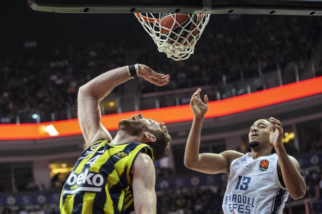 Fenerbahce Beko v Anadolu Efes - EuroLeague ISTANBUL, TURKIYE - JANUARY 29: Nicolo Melli (4) of Fenerbahce Beko in action against Brice Dessert (13) of Anadolu Efes during the EuroLeague week 25 basketball match between Fenerbahce Beko and Anadolu Efes at Ulker Sports and Event Hall in Istanbul, Turkiye on January 29, 2026. Beyza Comert Anadolu Istanbul Turkey. Editorial use only. Please get in touch for any other usage.  Copyright: x2026xAnadoluxBeyzaxComertx