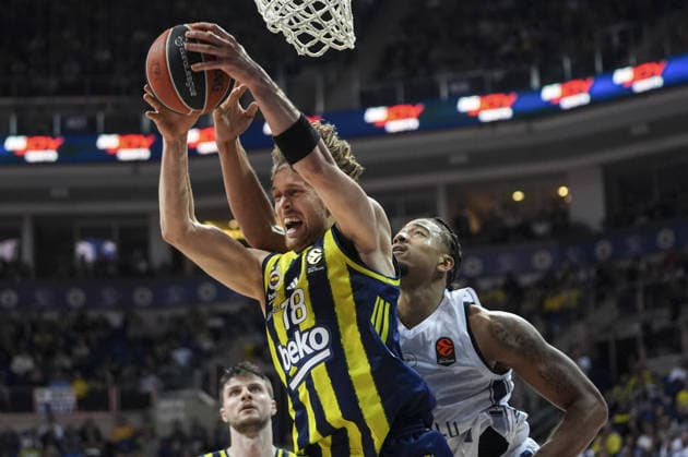 Fenerbahce Beko v Anadolu Efes - EuroLeague ISTANBUL, TURKIYE - JANUARY 29: Mikael Jantunen (18) of Fenerbahce Beko in action against Brice Dessert (R) of Anadolu Efes during the EuroLeague week 25 basketball match between Fenerbahce Beko and Anadolu Efes at Ulker Sports and Event Hall in Istanbul, Turkiye on January 29, 2026. Beyza Comert Anadolu Istanbul Turkey. Editorial use only. Please get in touch for any other usage.  Copyright: x2026xAnadoluxBeyzaxComertx