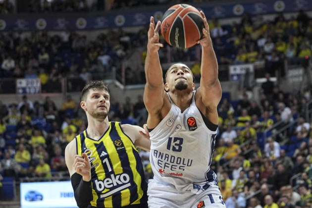 Fenerbahce Beko v Anadolu Efes - EuroLeague ISTANBUL, TURKIYE - JANUARY 29: Metecan Birsen (1) of Fenerbahce Beko in action against Brice Dessert (13) of Anadolu Efes during the EuroLeague week 25 basketball match between Fenerbahce Beko and Anadolu Efes at Ulker Sports and Event Hall in Istanbul, Turkiye on January 29, 2026. Beyza Comert Anadolu Istanbul Turkey. Editorial use only. Please get in touch for any other usage.  Copyright: x2026xAnadoluxBeyzaxComertx