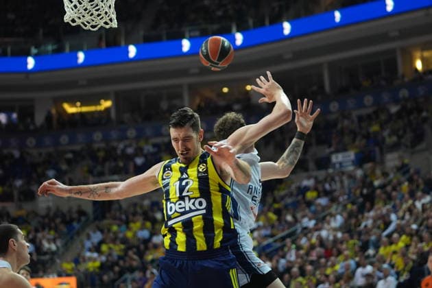 Fenerbahce Beko v Anadolu Efes - EuroLeague ISTANBUL, TURKIYE - JANUARY 29: Nando de Colo (12) of Fenerbahce Beko in action against Sehmus Hazer (rear) of Anadolu Efes during the EuroLeague week 25 basketball match between Fenerbahce Beko and Anadolu Efes at Ulker Sports and Event Hall in Istanbul, Turkiye on January 29, 2026. Beyza Comert Anadolu Istanbul Turkey. Editorial use only. Please get in touch for any other usage.  Copyright: x2026xAnadoluxBeyzaxComertx