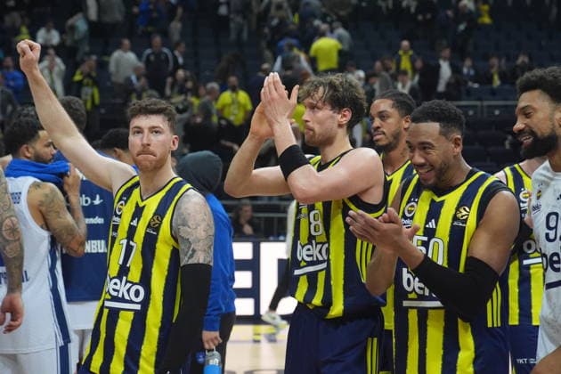 Fenerbahce Beko v Anadolu Efes - EuroLeague ISTANBUL, TURKIYE - JANUARY 29: Players of Fenerbahce Beko celebrate after their victory at the EuroLeague week 25 basketball match between Fenerbahce Beko and Anadolu Efes at Ulker Sports and Event Hall in Istanbul, Turkiye on January 29, 2026. Beyza Comert Anadolu Istanbul Turkey. Editorial use only. Please get in touch for any other usage.  Copyright: x2026xAnadoluxBeyzaxComertx