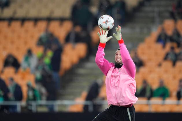 Fußball, EuroLeague, Real Betis Sevilla - Feyenoord Rotterdam #5 January 29, 2026, Sevilla, Sevilla, Spain: Pau Lopez of Real Betis Balompie warms up during the UEFA Europa League 2025 26 League Phase MD8 match between Real Betis Balompie and Feyenoord at La Cartuja stadium on January 29, 2026 in Seville, Spain. Sevilla Spain - ZUMAa181 20260129_zaa_a181_015 Copyright: xJoaquinxCorcherox