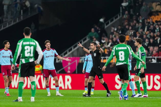 Fußball, EuroLeague, Real Betis Sevilla - Feyenoord Rotterdam UEFA Europa League: Real Betis v Feyenoord Sevilla - Referee Nikola DabanoviÄ‡ during the eighth match of the UEFA Europa League 2025 2026. The match is set between Real Betis Balompie and Feyenoord at Estadio La Cartuja on 29 January 2026 in Sevilla, Spain. Copyright: xTomxBodex