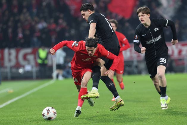 SOCCER - UEFA EL, Sturm vs Brann GRAZ,AUSTRIA,29.JAN.26 - SOCCER - UEFA Europa League, SK Sturm Graz vs SK Brann Bergen. Image shows Ulrik Mathisen (Brann), Emir Karic and Luca Weinhandl (Sturm).  GEPAxpictures xChrisxBauer