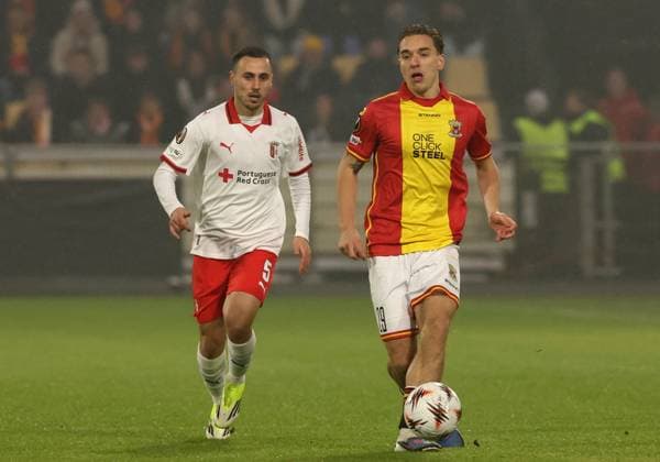 Aske Adelgaard of Go Ahead Eagles with Leonardo Lelo of Braga during the match Go Ahead Eagles vs Braga at the De Adelaarshorst for the UEFA Europa League season 2025 2026 in DEVENTER, Netherlands on 29 january 2026 Photo by Peter Lous EYE4IMAGES