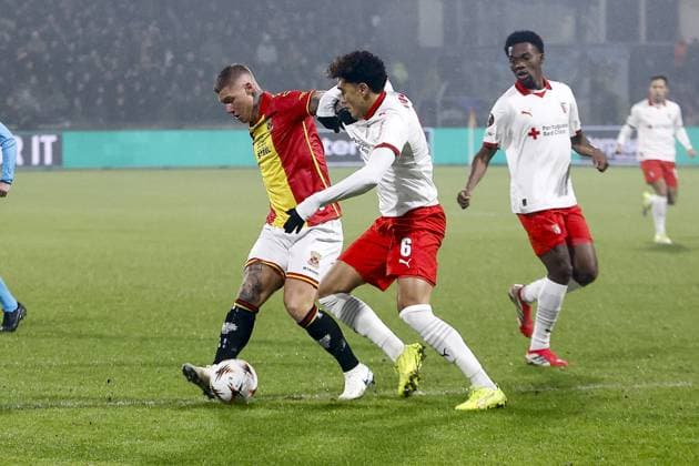DEVENTER , 29-01-2026 , Stadium De Adelaarshorst , season 2025 2026 , UEFA Europa League League phase . match between Go Ahead Eagles and SC Braga, Picture shows GA Eagles player Victor Edvardsen and SC Braga player Vitor Carvalho Go Ahead Eagles - Braga  x201171198x Copyright: