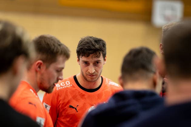 Time-out Lukas Saueressig Kadetten Schaffhausen, 04 listens attentively, HBW Balingen Weilstetten vs Kadetten Schaffhausen, Handball, Test match, Season 2025 2026, 29 01 26 Eibner Pressefoto Andreas Ulmer HBW Balingen Weilstetten vs Kadetten Schaffhausen, Handball, Test match, Season 2025 2026, 29 01 26 Dotternhausen Copyright: xEibner-Pressefoto AndreasxUlmerx EP_AUR