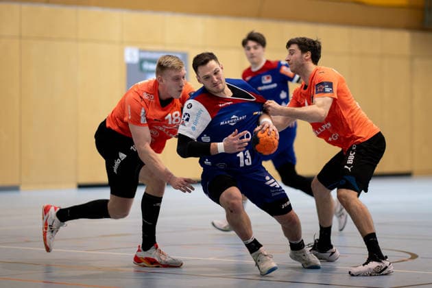 Merlin Fuss HBW Balingen Weilstetten, 13 at the circle, pressured by Lukas Saueressig Kadetten Schaffhausen, 04 , right, HBW Balingen Weilstetten vs Kadetten Schaffhausen, handball, test match, season 2025 2026, 29 01 26 Eibner Pressefoto Andreas Ulmer HBW Balingen Weilstetten vs Kadetten Schaffhausen, handball, test match, season 2025 2026, 29 01 26 Dotternhausen Copyright: xEibner-Pressefoto AndreasxUlmerx EP_AUR