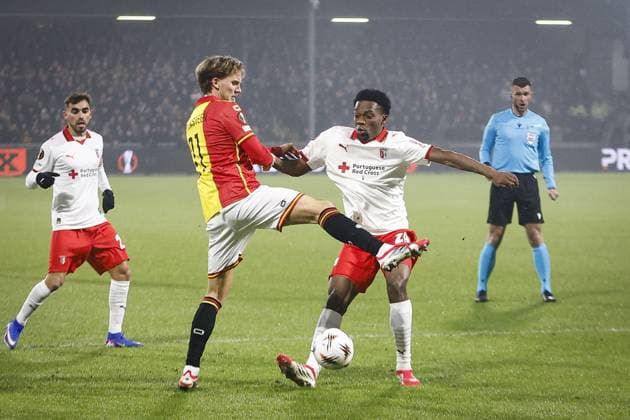 DEVENTER , 29-01-2026 , Stadium De Adelaarshorst , season 2025 2026 , UEFA Europa League League phase . match between Go Ahead Eagles and SC Braga, Picture shows GA Eagles player Oskar Sivertsen and SC Braga player Gorby Baptiste Go Ahead Eagles - Braga  x201171203x Copyright:
