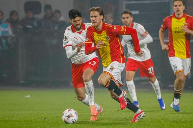 Melle Meulensteen of Go Ahead Eagles dribbles with the ball under pressure from Florian Grillitsch of SC Braga Go Ahead Eagles v SC Braga, UEFA Europa League 2025 26 League Phase MD8, Go Ahead Eagles v SC Braga, Stadion De Adelaarshorst, January 29, 2026, Deventer, Netherlands.