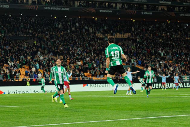 Fußball, EuroLeague, Real Betis Sevilla - Feyenoord Rotterdam #5 Chimy Avila and Ez Abde seen celebrating after goal during UEFA Europa League game between teams of Real Betis Balompie and Feyenoord Rotterdam (Maciej Rogowski Ball Raw Images) Sevilla Estadio La Cartuja Spain Copyright: xMaciejxRogowskix maciejrogowski_betis_feyenoord_2526-01