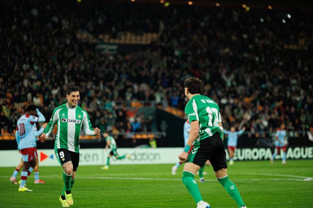 Fußball, EuroLeague, Real Betis Sevilla - Feyenoord Rotterdam #5 Chimy Avila and Ez Abde seen celebrating after goal during UEFA Europa League game between teams of Real Betis Balompie and Feyenoord Rotterdam (Maciej Rogowski Ball Raw Images) Sevilla Estadio La Cartuja Spain Copyright: xMaciejxRogowskix maciejrogowski_betis_feyenoord_2526-03